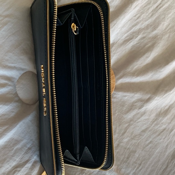 Michael Kors Wallet - Picture 4 of 4